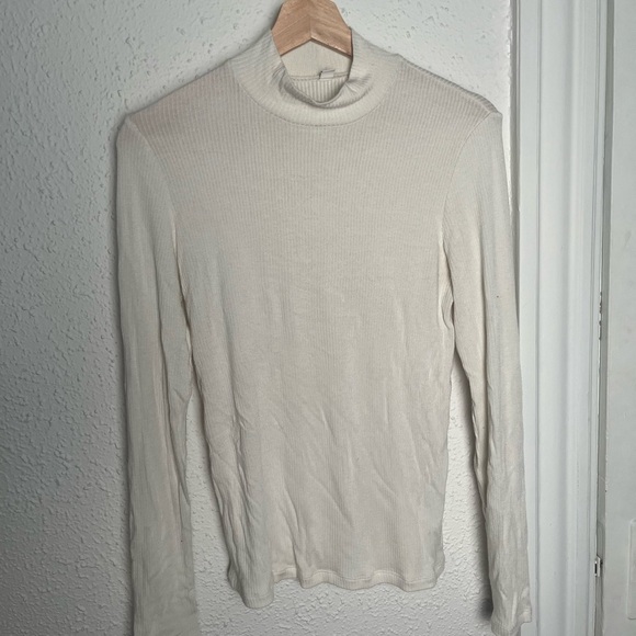 Uniqlo Off-White Ribbed Turtleneck - Picture 5 of 5